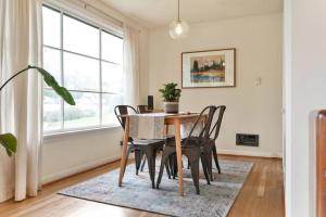 Mellow Yellow Near UW With Cozy Patio