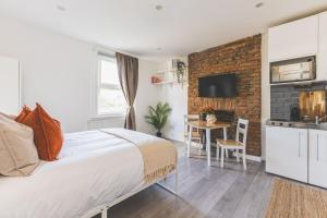 Amazing serviced accommodations for Corporate Contractors and Leisure clients Located at a walking distance from three majors Underground and Overground stations