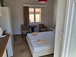 Nafpaktos happy town studio in port