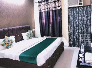 Hotel white in Nearby Anand vihar railway station