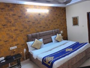 Hotel white in Nearby Anand vihar railway station