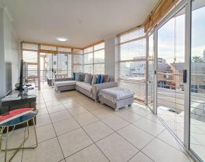 Spacious 3Bed 2bath sleep 8 Beachfront Apartment with Table Mountain and Ocean view