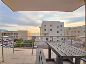 Spacious 3Bed 2bath sleep 8 Beachfront Apartment with Table Mountain and Ocean view