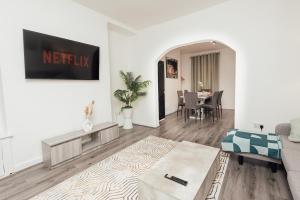 Stylish 3 Bed Home with 4 beds- 5 Min walk From Anfield Stadium