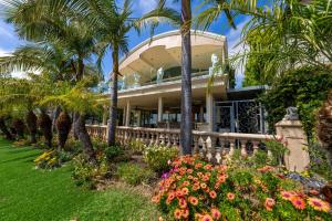 Family Luxurious Waterfront Escape