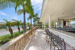 Family Luxurious Waterfront Escape