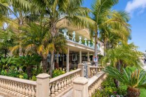 Family Luxurious Waterfront Escape