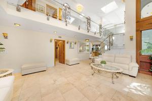 Family Luxurious Waterfront Escape