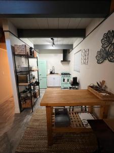 Modern Big Bear Cabin With Spa, BBQ & EV Charging on Site