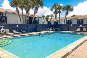 Two-story condo with pool, tennis & patio - 2 short blocks to the beach