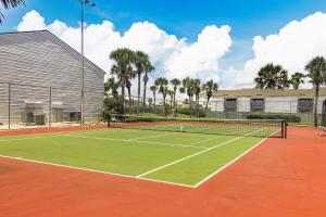 Two-story condo with pool, tennis & patio - 2 short blocks to the beach