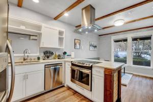 Prime and Modern Downtown Stay