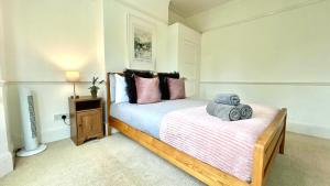 Promo Rate - 3BDR flat in Hammersmith with Terrace near Brook Green & Ravenscourt Park by NourNest Apartments