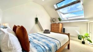 Promo Rate - 3BDR flat in Hammersmith with Terrace near Brook Green & Ravenscourt Park by NourNest Apartments