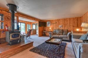 Close to Pike Natl Forest! Lake-View Family Cabin