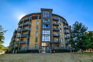 Bright and Trendy 1BDR Canalside Flat in Hackney