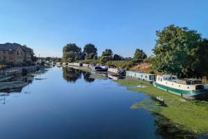Bright and Trendy 1BDR Canalside Flat in Hackney