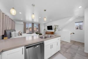 Modern Urban Escape Rooftop & Walkable Fun