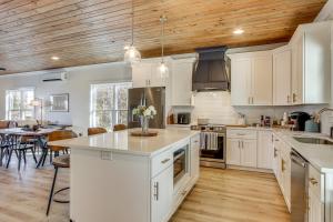 Unplugged Getaway on Lake Secession! Home with Dock