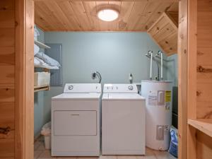 Spectacular Log Cabin Home 45 minutes to Asheville