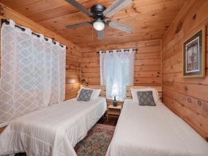 Spectacular Log Cabin Home 45 minutes to Asheville