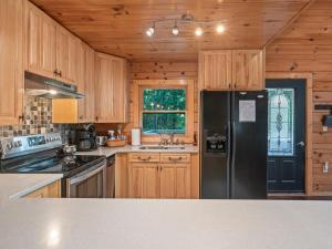 Spectacular Log Cabin Home 45 minutes to Asheville