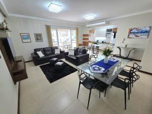 3 suítes grandes, 4 garagens, Vista mar, ótima localização a 2 minutos do mar em Meia Praia - Itapema