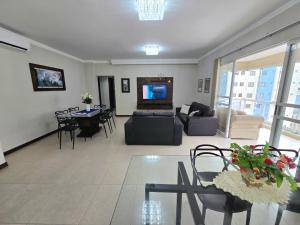 3 suítes grandes, 4 garagens, Vista mar, ótima localização a 2 minutos do mar em Meia Praia - Itapema