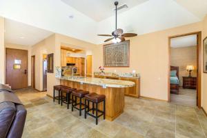 Tropical Penthouse with Resort Views