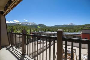 Ski Racquet Club Condo: Fantastic Views, Beautifully Remodeled