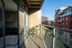 Leeds City Centre 2BR Apt w Balcony Sleeps 8