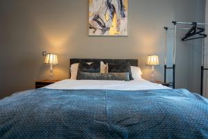 Leeds City Centre 2BR Apt w Balcony Sleeps 8