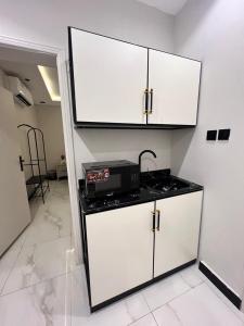 شقة راقية بأثاث أنيق ومريح