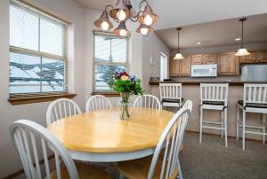 Tarn Landing Condo: Access ToSummit Resorts