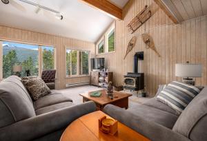 Blue River Pines Home: Peaceful, Hot Tub, Views
