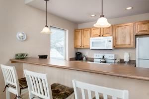 Tarn Landing Condo: Access ToSummit Resorts