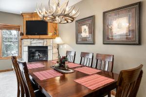 Riverbend Snowflake Lift Condo: Ski-In Ski-Out