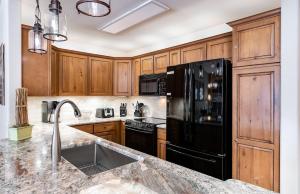 Riverbend Snowflake Lift Condo: Ski-In Ski-Out