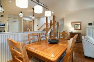Woods Live Oak Townhome: Cozy, Hot Tub, Under Gondola