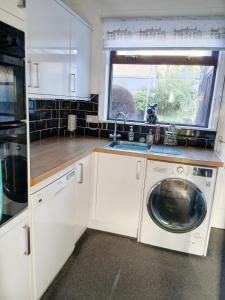 Cosy house with coastal views - close to Edinburgh