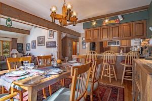 #104 Private Hot Tub, 2 car garage, abundant parking, Elkhorn Amenities