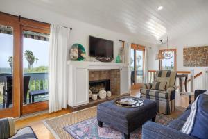 Darling Del Mar Beach Cottage with Ocean Views