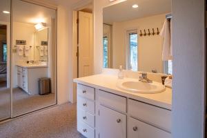 Next to Warm Springs Lifts-Hot tub, Pool & Tennis!