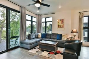 Après Shores Penthouse: Upscale Riverfront Retreat, Wrap-Around Balcony