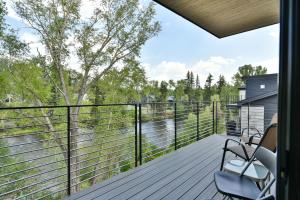 Après Shores Penthouse: Upscale Riverfront Retreat, Wrap-Around Balcony