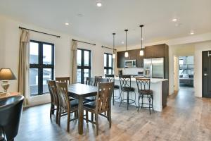 Après Shores Penthouse: Upscale Riverfront Retreat, Wrap-Around Balcony