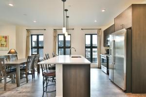 Après Shores Penthouse: Upscale Riverfront Retreat, Wrap-Around Balcony