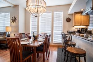 Snow Star Skylight - 3BD 3BA - Hot Tub, Gym, Walk to Ski!