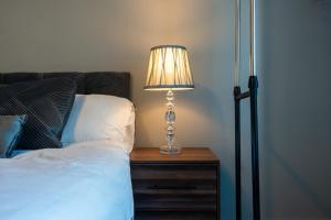 Leeds City Centre 2BR Apt w Balcony Sleeps 8