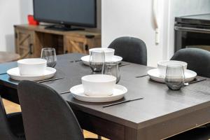 The Arizona 2BR Pet-Friendly Suite Calgary SE